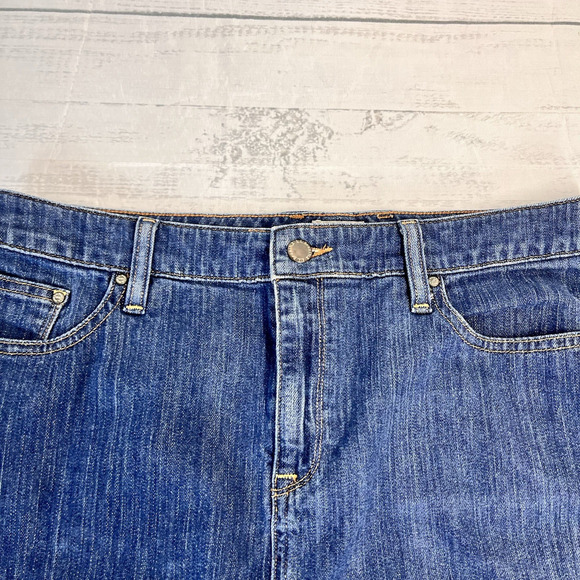 L.L. Bean Favorite Fit Denim Jean Skirt size 10 Reg Straight Knee Pockets Casual - Picture 3 of 6